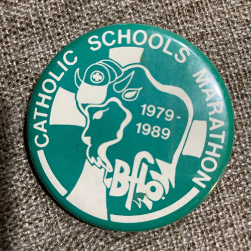 Catholic School Marathon Vintage Buffalo Student Cross 79-89 Pin Button Pinback - Bild 1 von 4