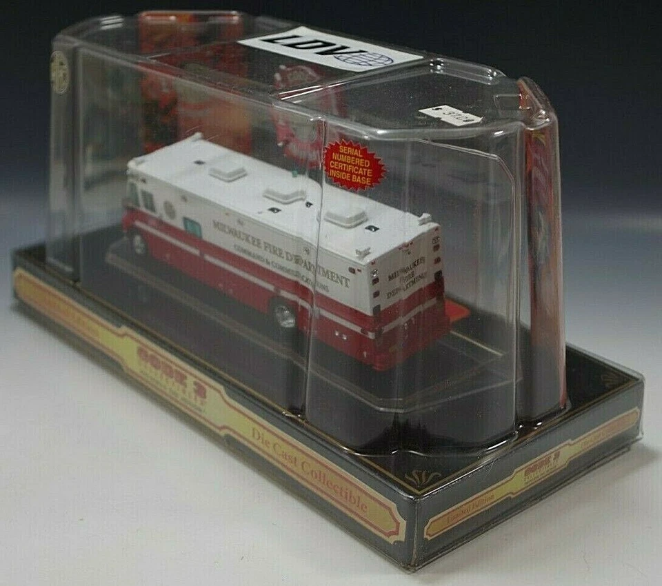 CODE 3 MILWAUKEE FIRE COMMAND & COMMUNICATION DEPARTMENT LE. 1/64 DIE CAST MIB - Image 3 of 4