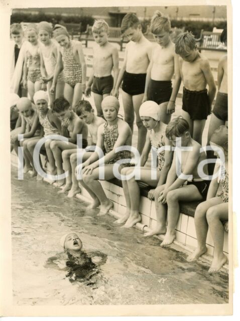 1953 LONDON Lordship Lane Lido - Young Vicki LEVITT demonstrating the backstroke
