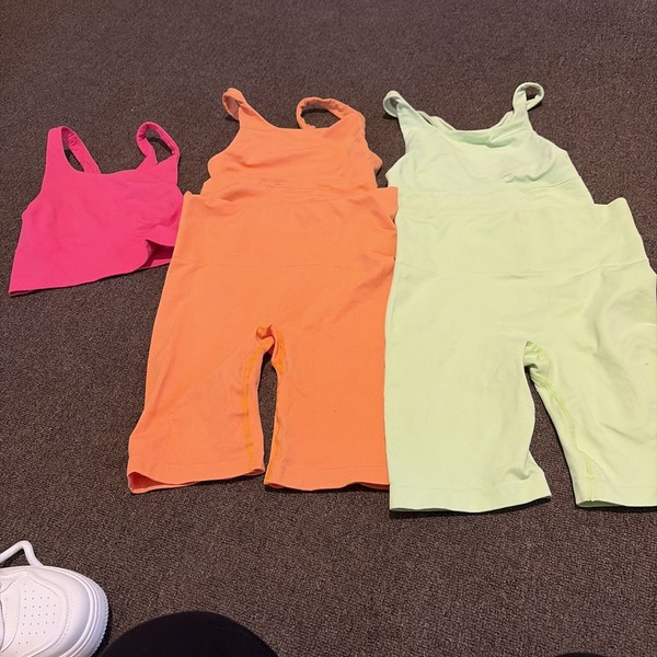  neon orange  and green matching active sets And Red Bonds Active Bra size xs/s 