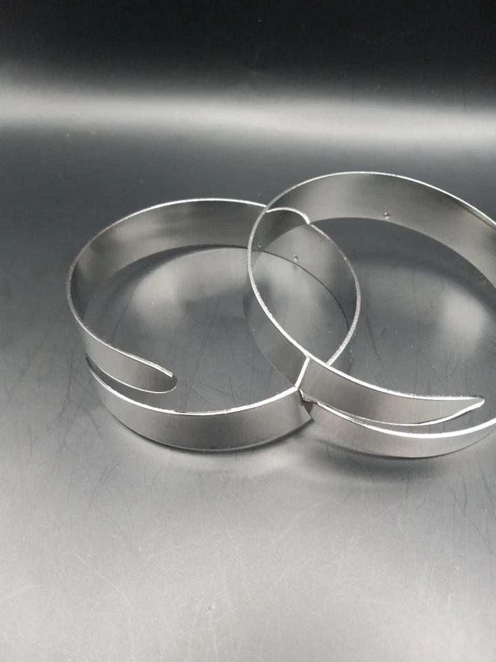 Par de pulseras ajustables de metal en tono plata para brazalete superior Foto 3 de 4