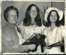1974 Press Photo Science Fair Award Winners Presented with Plaques - noo29789