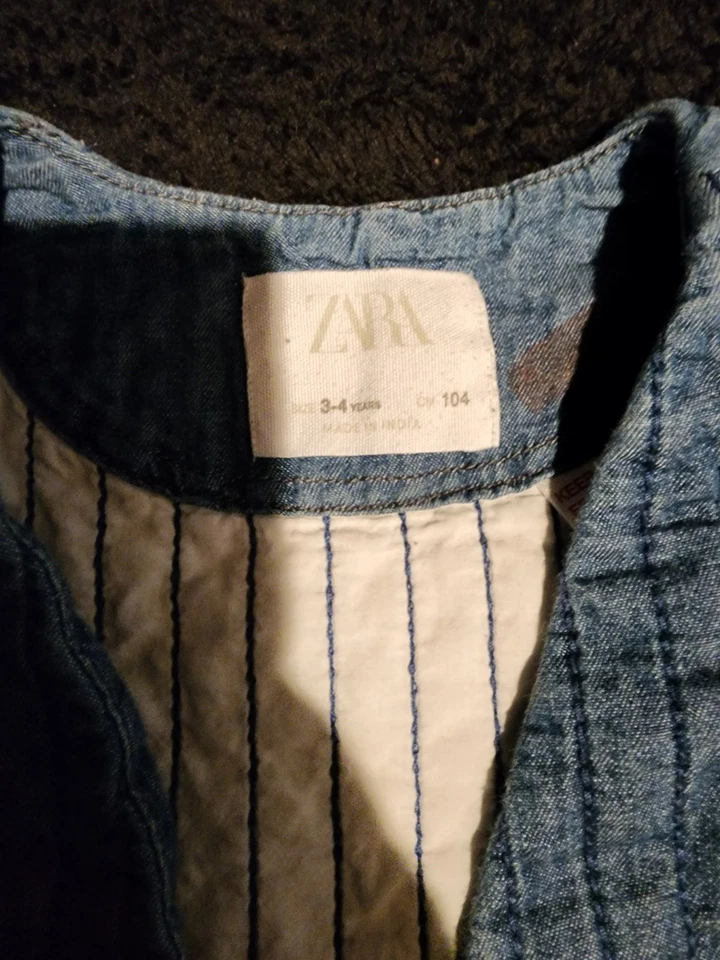 Cárdigan acolchado vaquero vaquero Zara niños pequeños 3-4 años bolsillos con botones Foto 2 de 2