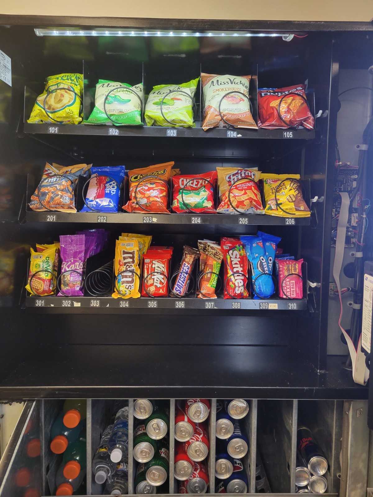 NATURALS 2 GO N2G4000 COMBO SODA / SNACK VENDING MACHINE GREAT CONDITION