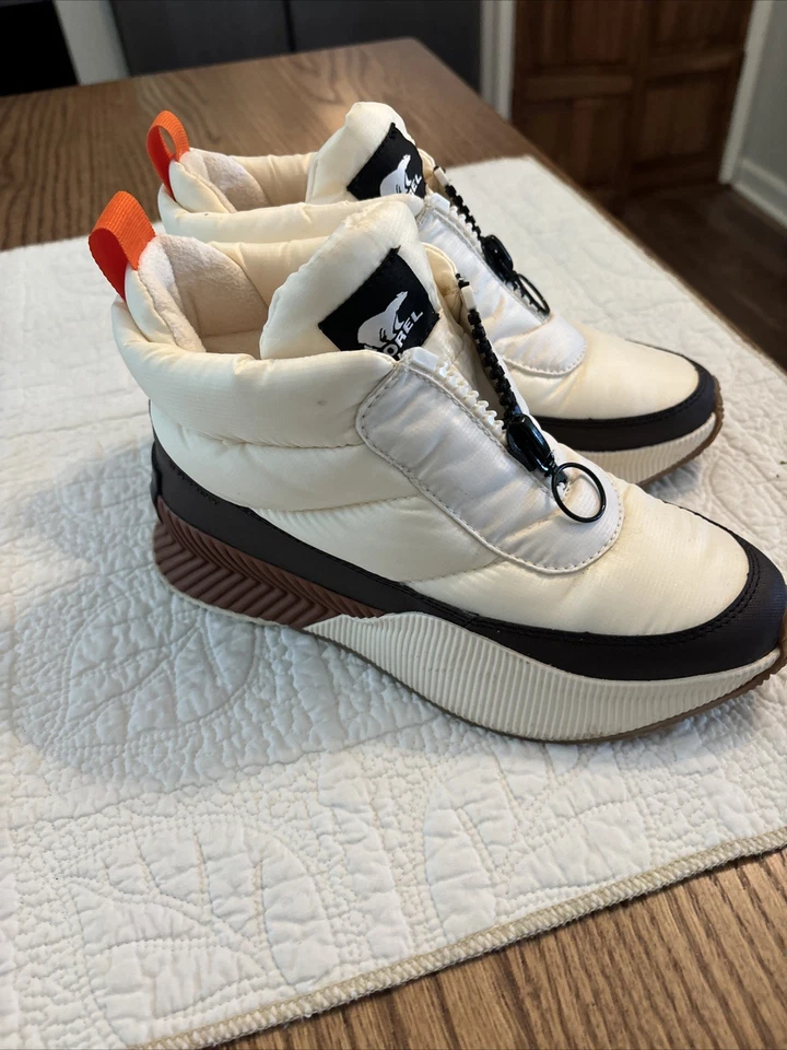 Sorel Kinetic Conquest Waterproof Winter Boots Women’s Size 7 – Cream/Black - Image 2 of 4