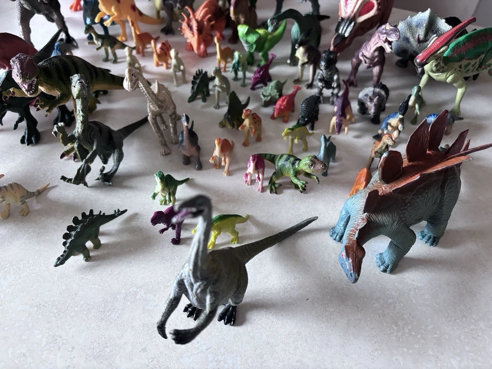 Lote de 67 juguetes dinosaurios miniatura diferentes de plástico/caucho. 3/4" hasta aprox 6". Foto 3 de 4