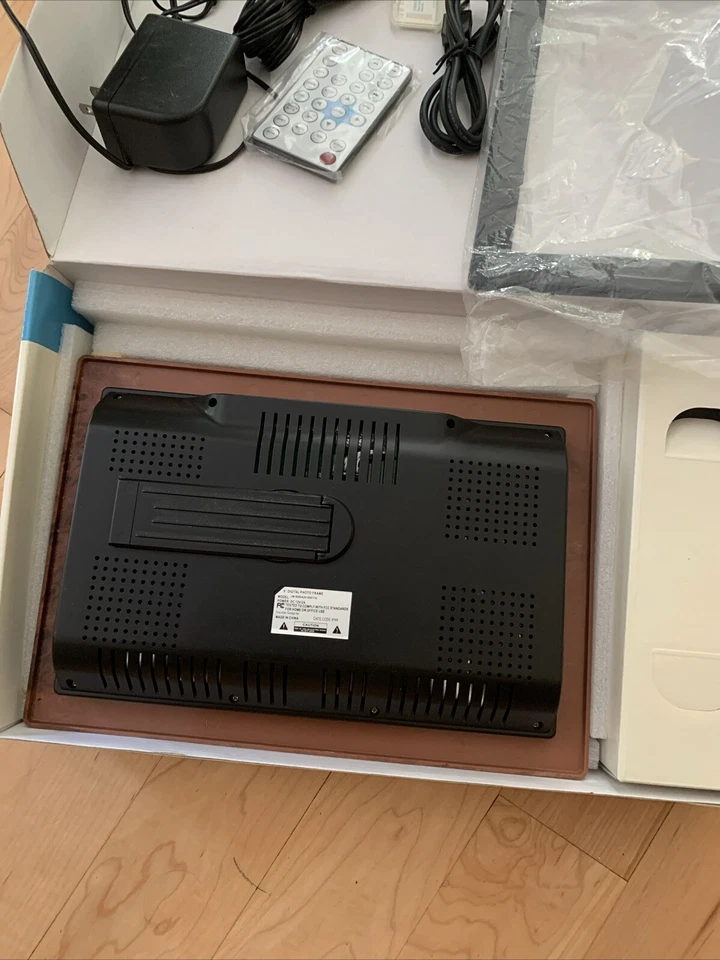 Vuescape 9" 16x9 Digital Picture Frame. Wood & Black Frame - Open Box. - Image 3 of 4