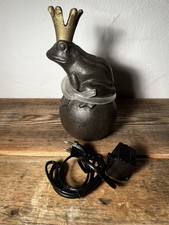 Wasserspeier "Froschkönig auf Kugel" mit Aquariumtauchpumpe, Gußeisen, H 24 cm