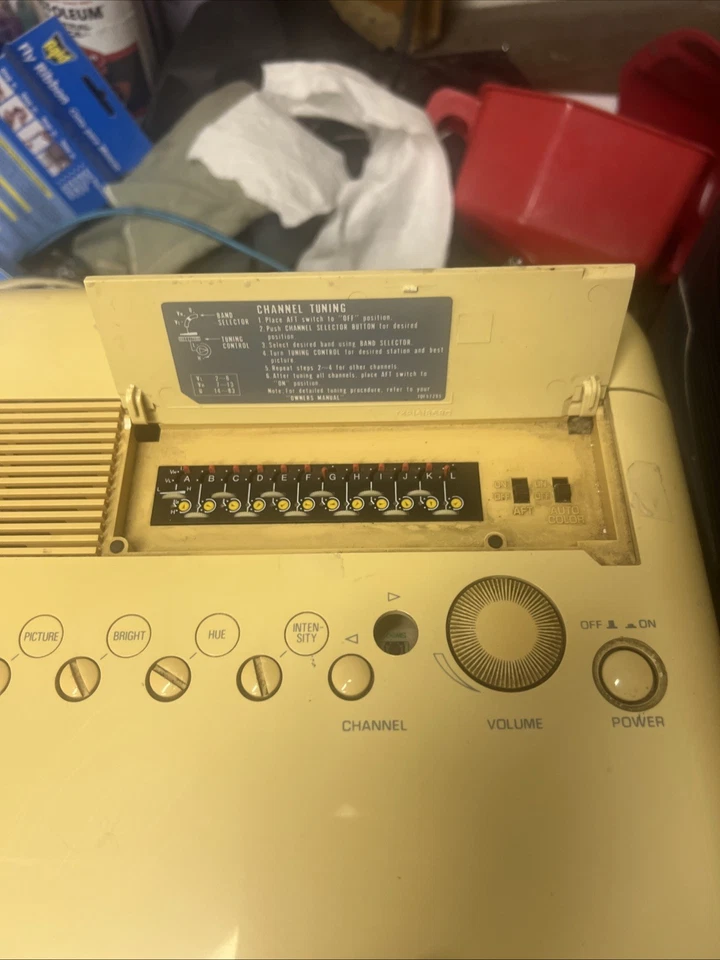 Vintage Quasar Portable TV Model WP2145XH1984 Works Yellow Retro Gaming - Image 4 of 4