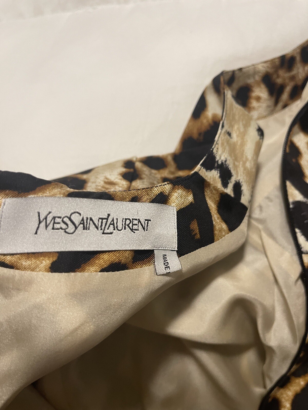 Abito da donna nuovo senza etichette taglia 44 100% seta Yves Saint Laurent stampa con animali