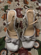 Jewel Badgley Mischka Silver Strap Block Heel Sandals Size 7 Platform Shimmer