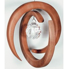 Kristallobjekt "Helix" mit 30 mm Swarovski Kristall Birnenholz Mobile ca. 14 cm