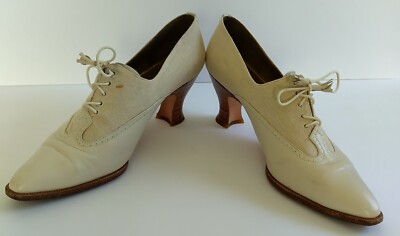 Stuart Weitzman Vintage Tan + Brown Classic Spectator Leather Lace Up Heels 