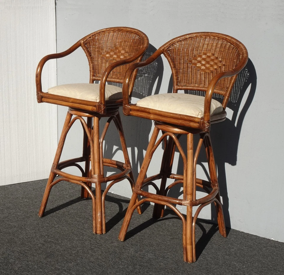 Par de taburetes de bar giratorios vintage de mediados de siglo modernos de bambú blancos Foto 2 de 4