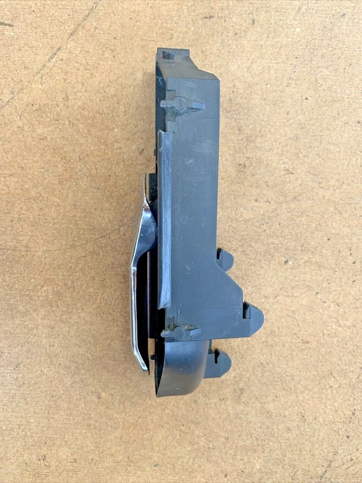 Manija interior de la puerta del conductor trasero izquierdo Mercedes-Benz 300E 1986-1993 1247600161 OEM Foto 3 de 4