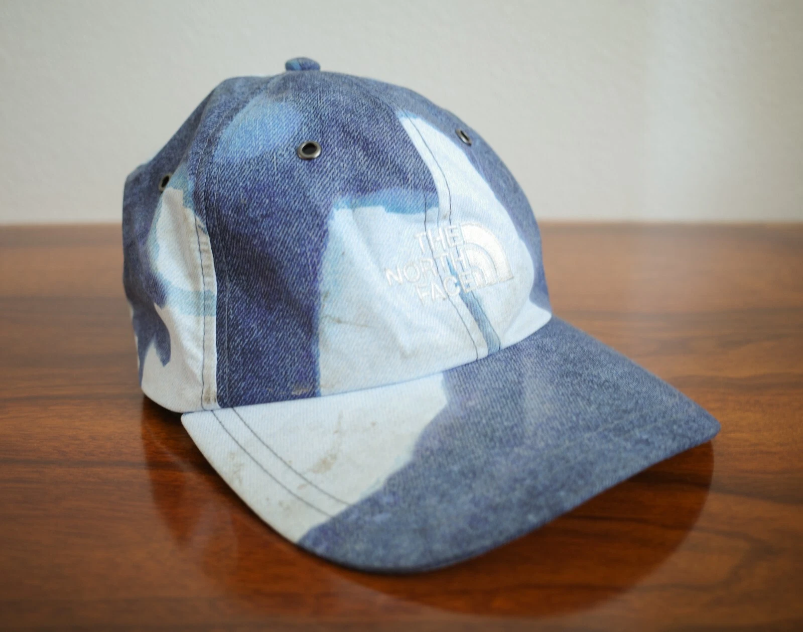 Chapeau 6 panneaux imprimé denim blanchi Supreme/The North Face neuf avec étiquette en l'état