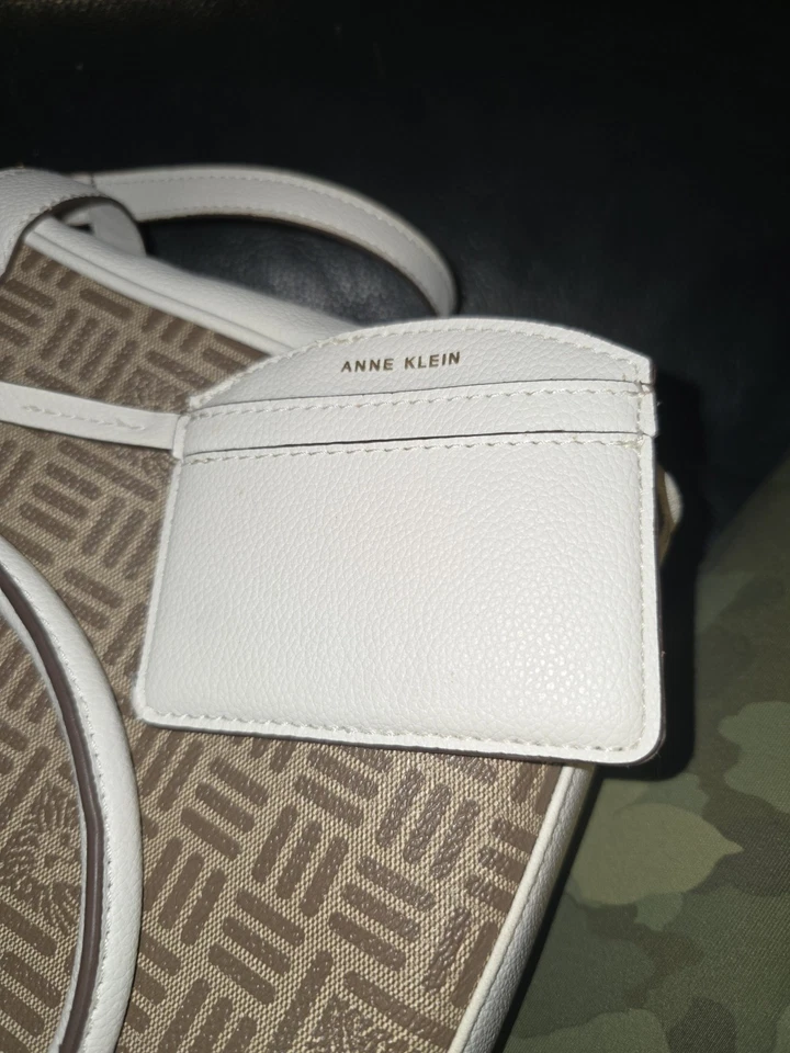 Bolso de mano Anne Klein firma logotipo estampado con ribete blanco Foto 2 de 4