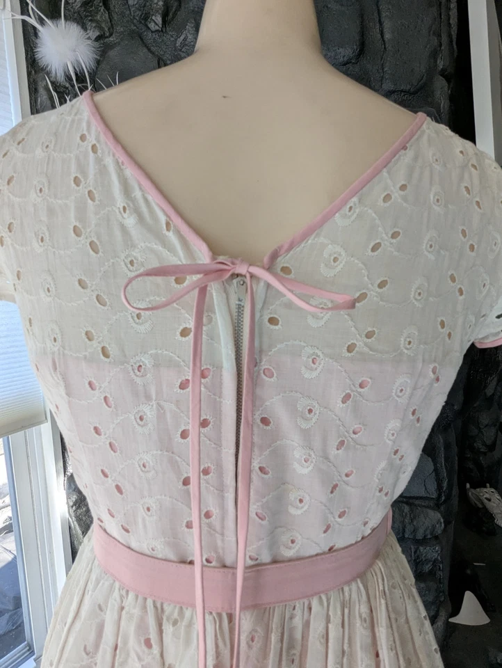 Vestido De Colección Debby Ross Of California Blanco Ojales Té Rosa Talla Pequeña Años 60 Foto 4 de 4