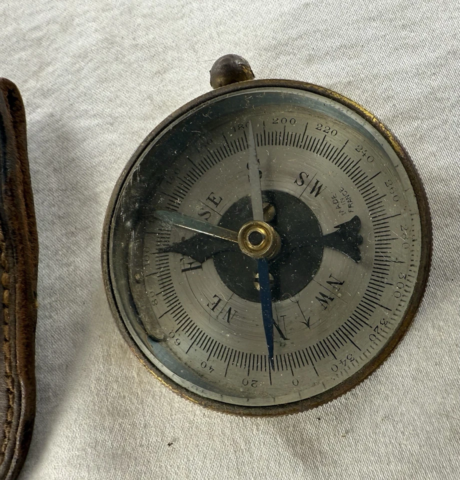 ANTIGUA BRÚJULA DE LA SEGUNDA GUERRA MUNDIAL EN LATÓN + ESTUCHE de cuero con FLECHA DE MARCA MARRÓN RARA GUC Foto 3 de 4
