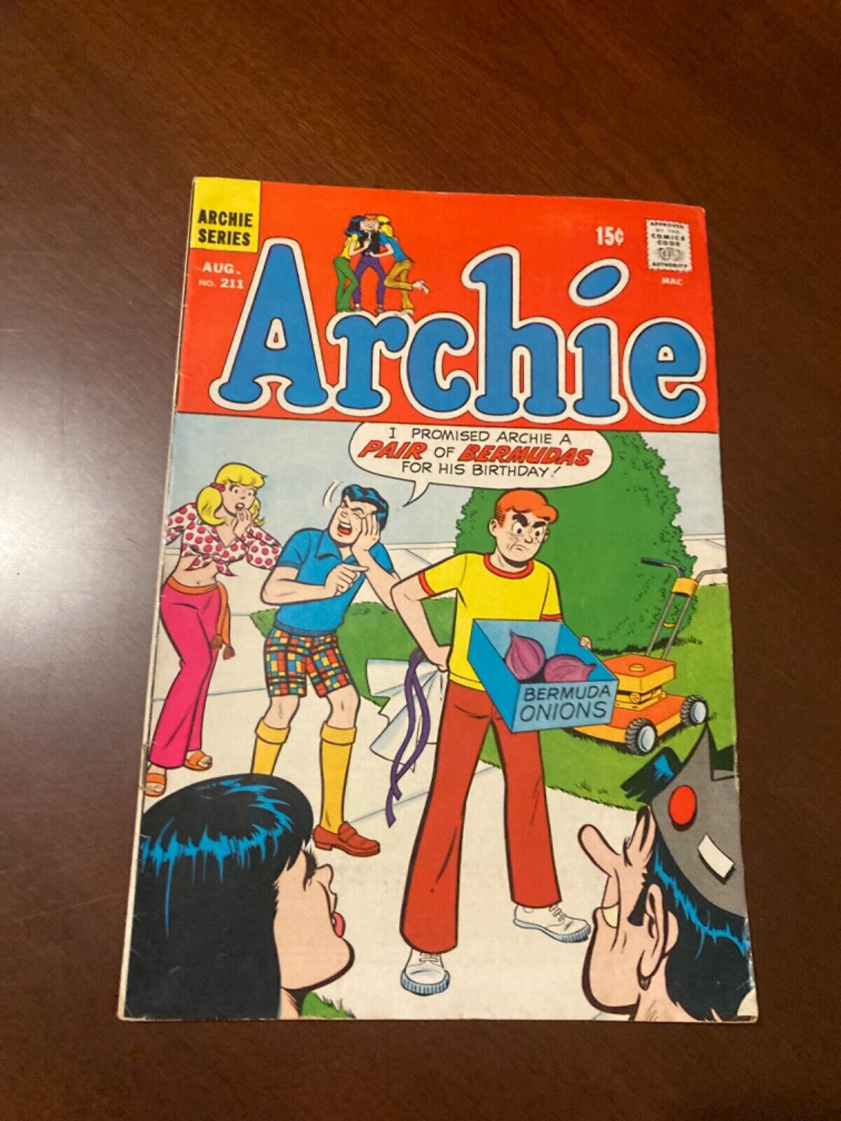 Archie (Archie) #211, Aug. 1971 (1943 Series) $0.15, FVF-7. Condition Comic Book