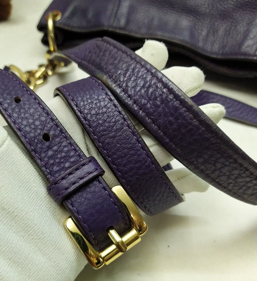Bolso bandolera Michael Kors de cuero púrpura con correa de cadena Foto 4 de 4
