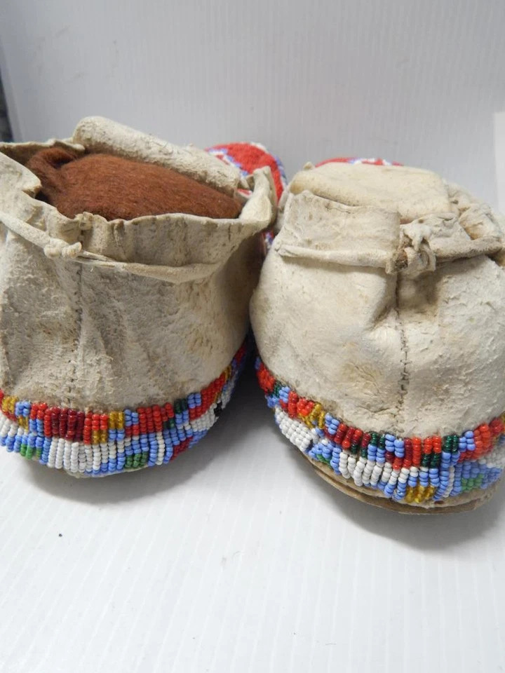 VINTAGE ANTIQUE ASSINIBOINE INDIAN SINEW SEWN + BEADED MOCCASINS HARD SOLES - Image 4 of 4