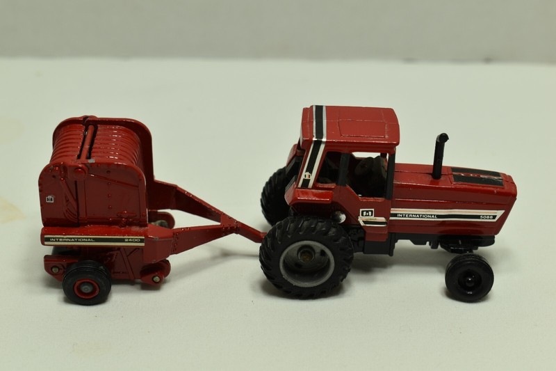 Ertl 1:64 International 5088 tractor & 2400 Round Baler