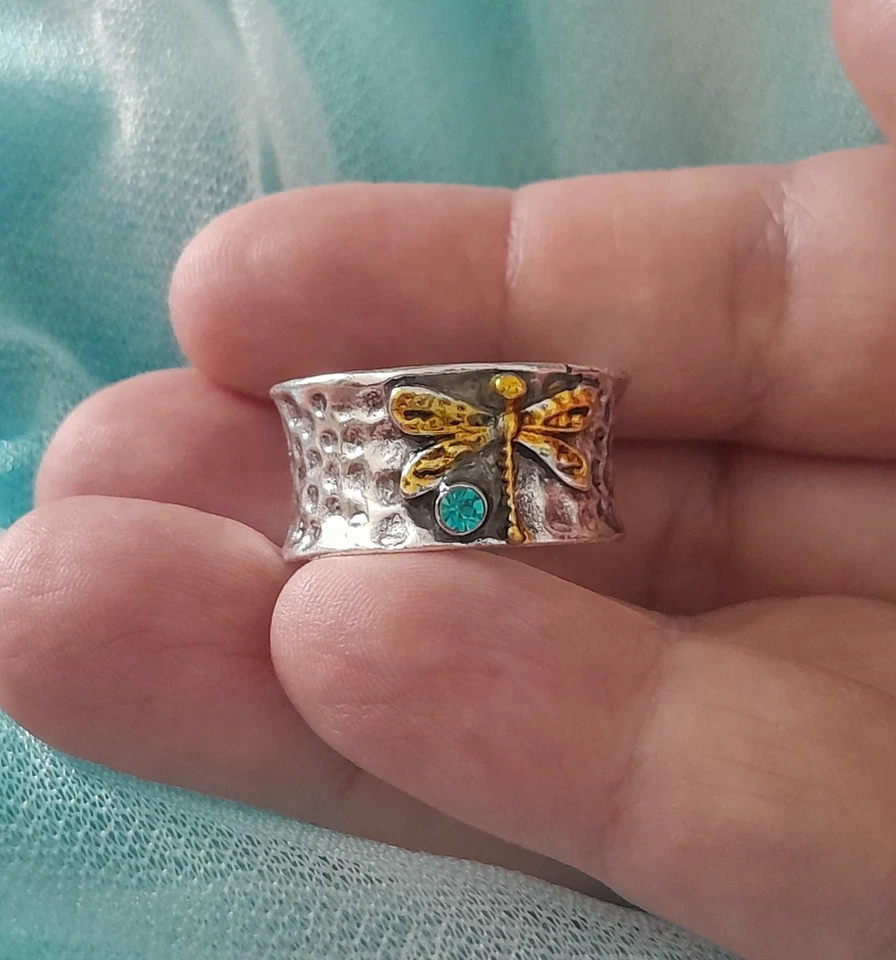 ANELLO FASCIA CON ACQUAMARINA IN ARGENTO MARTELLATO E LIBELLULA PLACCATA ORO 23K - Immagine 2 di 4