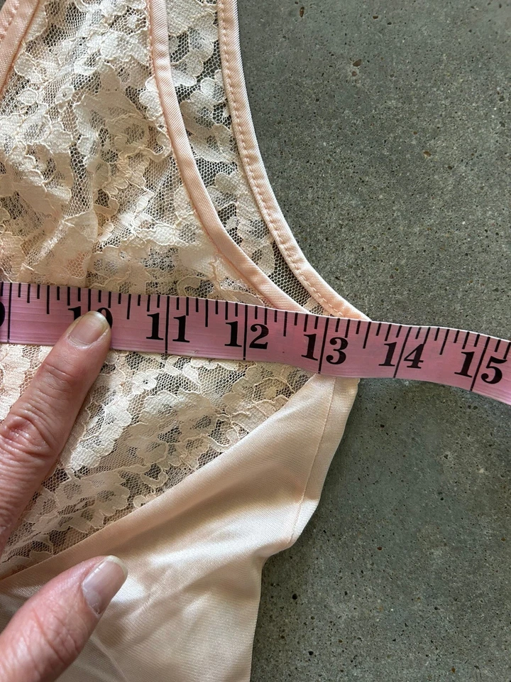 Vintage Olga 9647 Vestido Varredura Completa Buraco Chave Busto de Renda Tamanho 32 Pêssego Excelente Estado Usado - Imagem 4 de 4