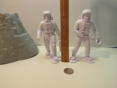 Vintage Louis Marx & Co. Apollo Astronaut figures 5-1/2'' & Processed Plastic Co.