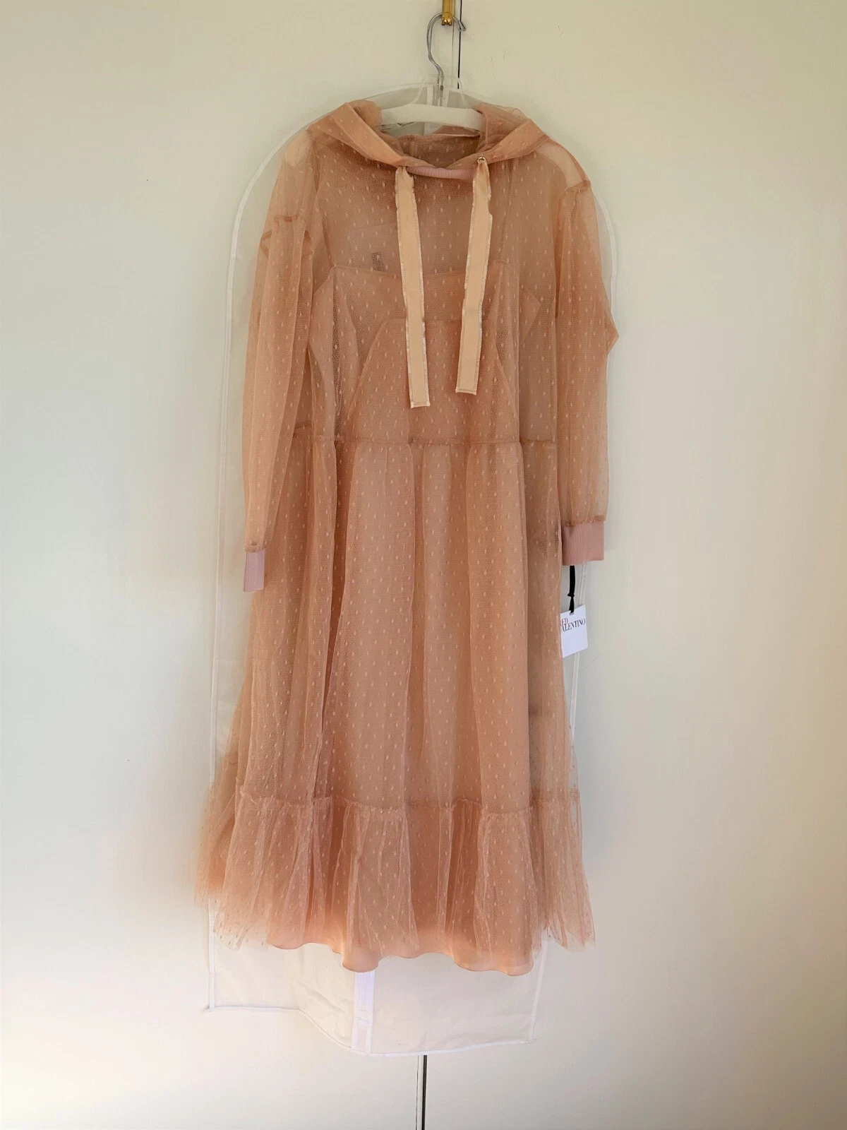 Abito rosso Valentino nuovo con etichette con cappuccio e bordo grosgrain Point d'esprit 44EU MSRP $1275