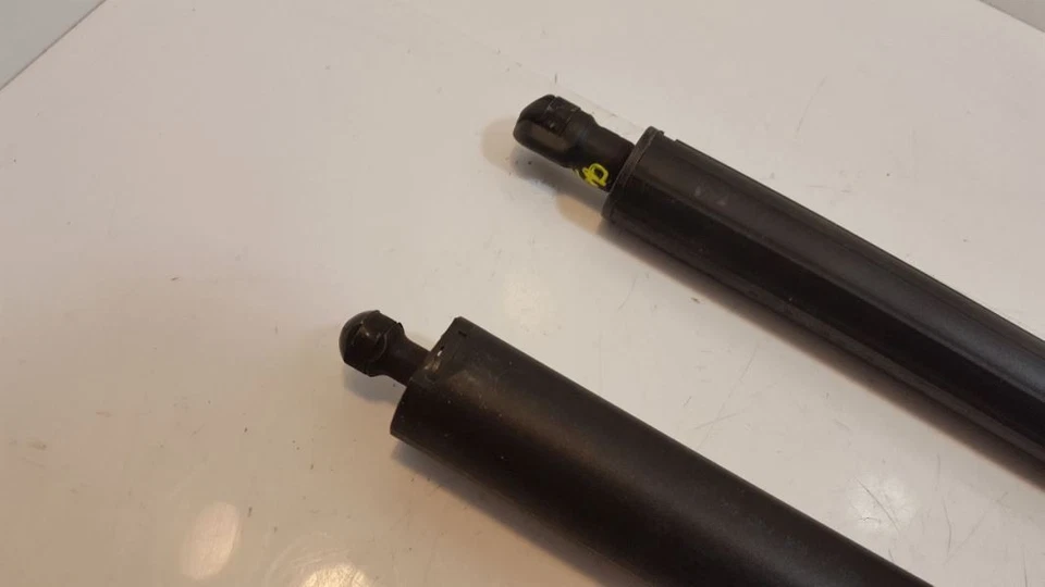 Hatchback Struts Dampners 2009 10 11 Mercedes Benz ML350 ML500 - Imagem 2 de 4