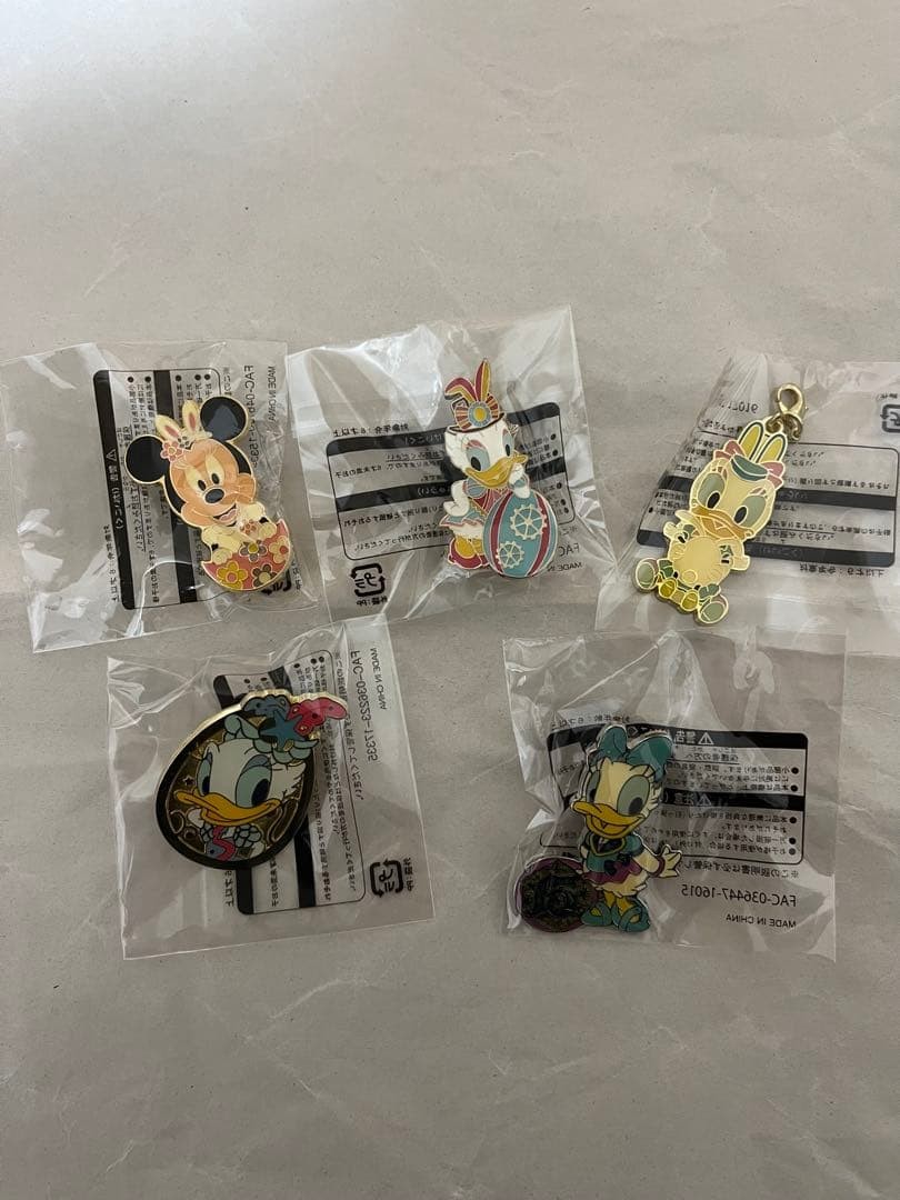 Unused item Disney pin badge key chain
