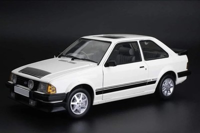 NEU Sunstar Maßstab 1:18 - 1984 Ford Escort Mk3 RS1600i, Caspian White - RHD