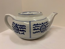 TEA SET with TEA POT and Four Tea cups, Blue and White, Made in China,EUC
