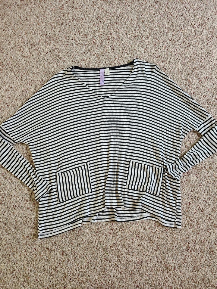 Francesca's Alya Casual Knit Dolman Top Size Sm - EUC - Image 4 of 4