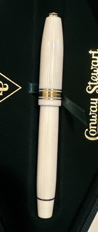 Pluma Estilográfica Conway Stewart Serie 100 Caseína Crema con Borde Dorado Plumín Fino 117/300 Foto 2 de 4