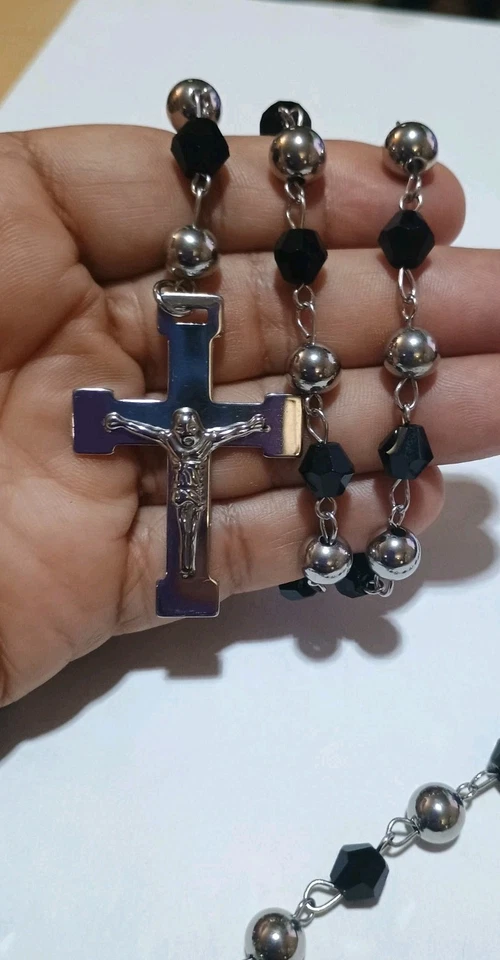Collar de cuentas de rosario de cristal negro medalla Virgen María y acero inoxidable. Foto 3 de 4