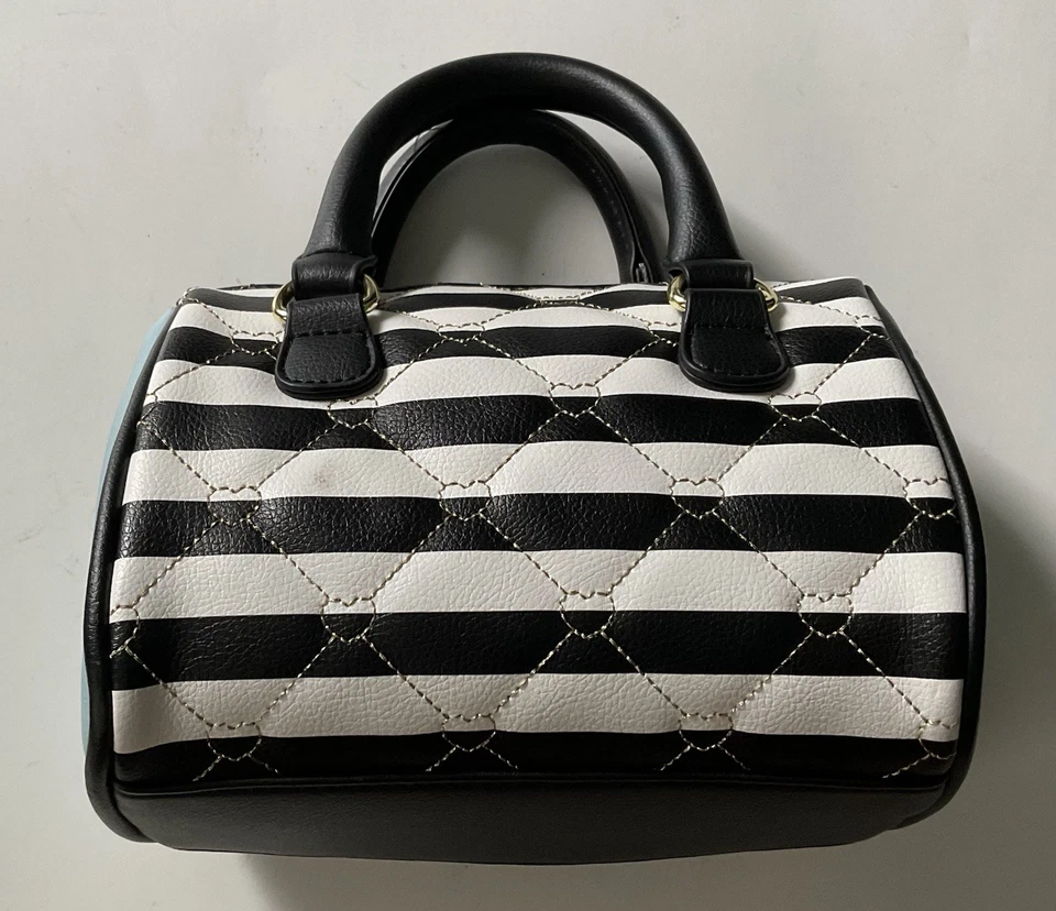 Bolso de mano Betsey Johnson a rayas azules, negras y blancas Foto 2 de 4