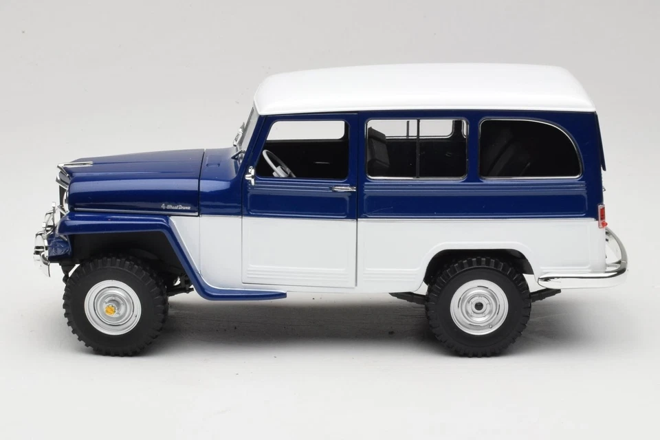 92858-R1 Willys Jeep Station Wagon Blue & White Road Signature 1:18 - Immagine 4 di 4