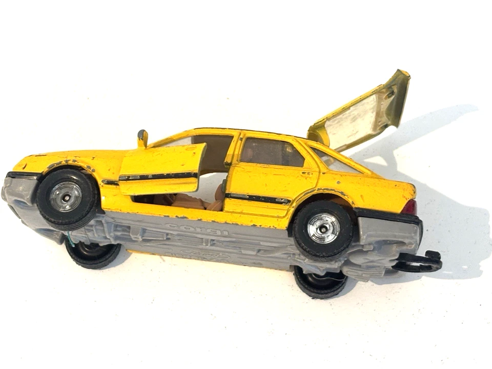 Coche modelo Corgi DieCast 1982 Ford 2.3 Sierra Ghia amarillo 1.36 clásico 299 A1 Foto 4 de 4