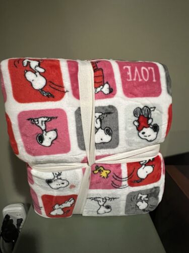 New Peanuts Snoopy Throw Velvet Blanket Full Queen 90” X90” Hearts Soft Large - Picture 3 of 4