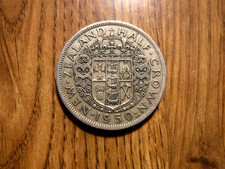 NEW ZEALAND HALF CROWN 1950 COIN (70)