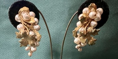 STUNNING SIGNED VINTAGE MIRIAM HASKELL DANGLING PEARL EARRINGS ADJUSTABLE CLIPS