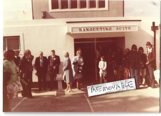 Vintage Hochzeitsfoto Männer Damen draußen Empfang Ort 11. Mai 1974