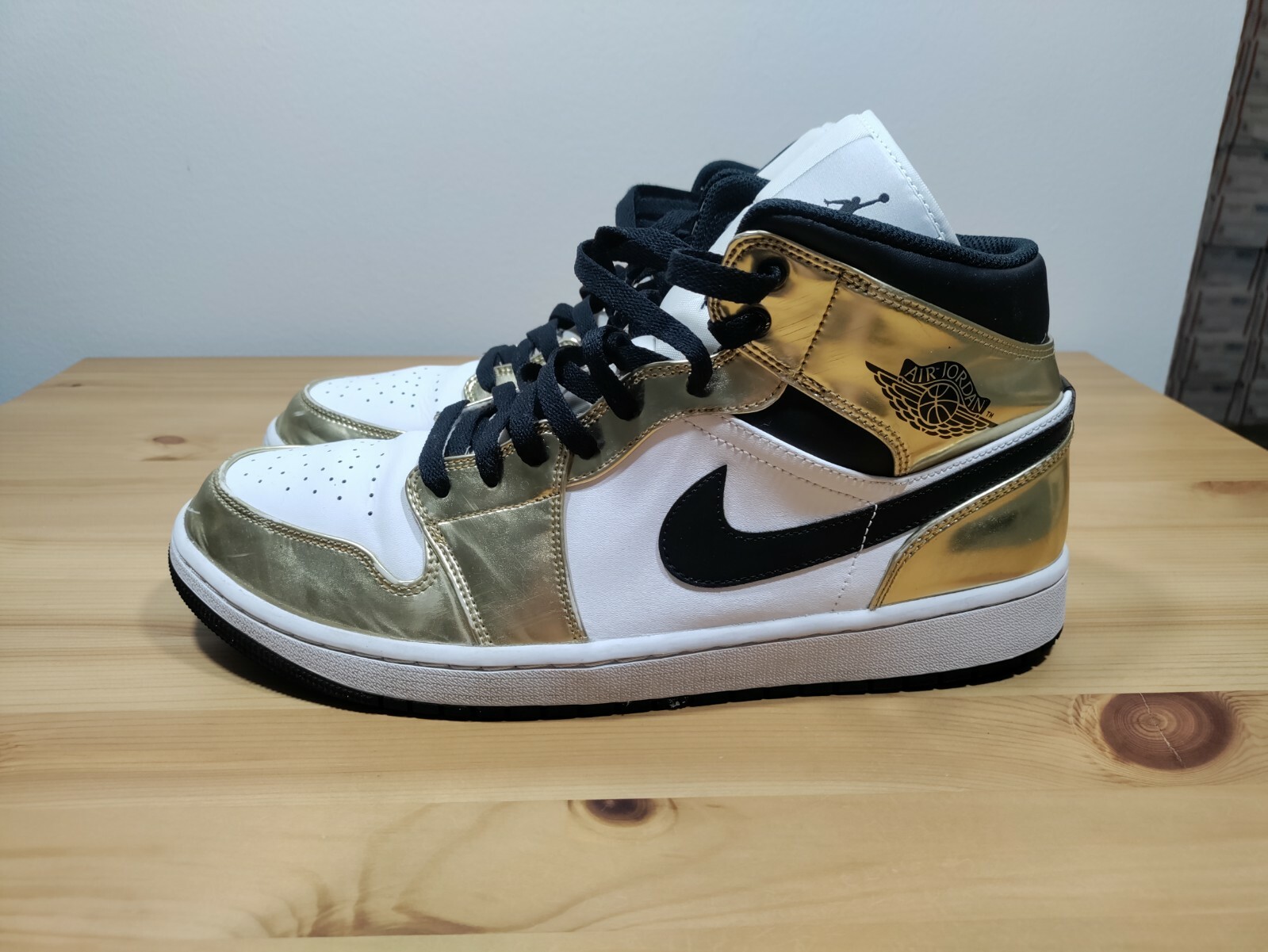 Nike Air Jordan Retro 1 Mid SE Metallic 