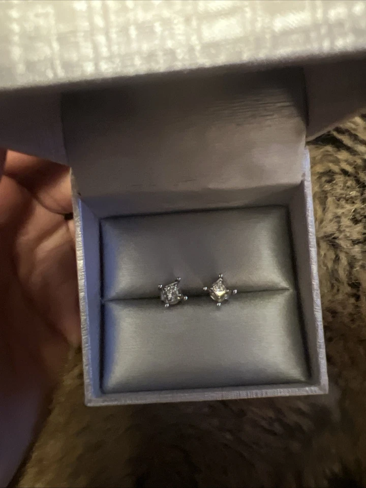 Pendientes de diamantes de 0,5 quilates Foto 2 de 4