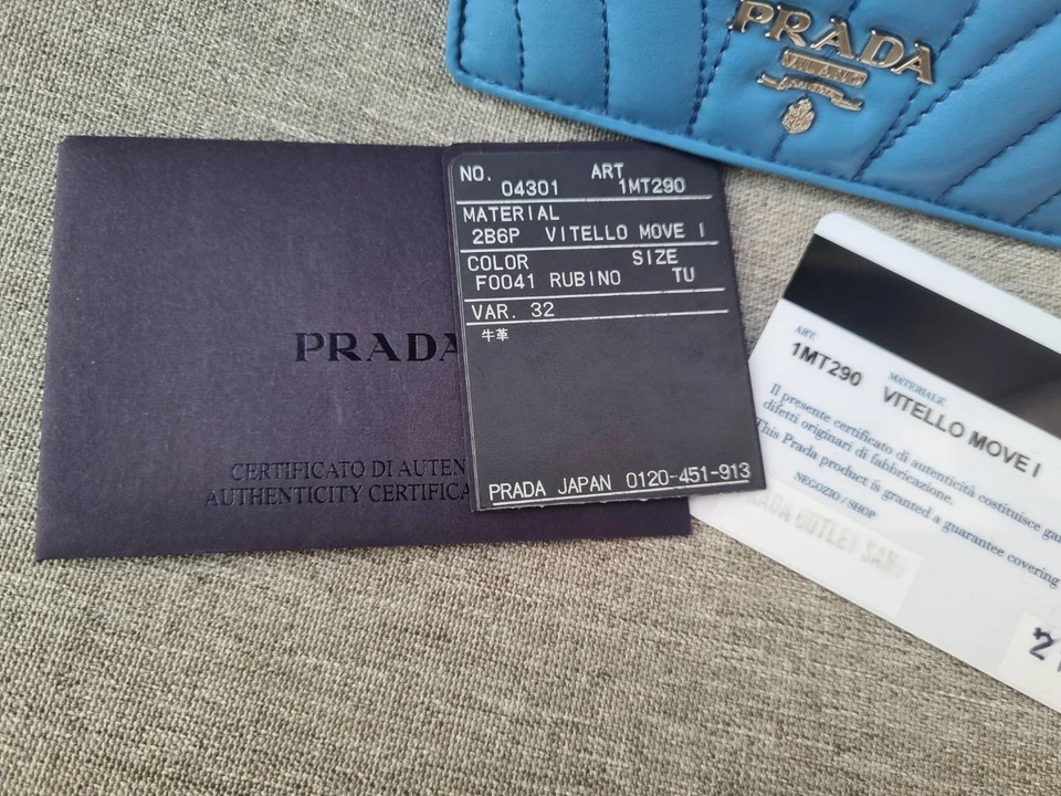 Auténtico tarjetero de cuero acolchado azul Prada Vitello Move logotipo dorado Foto 3 de 4