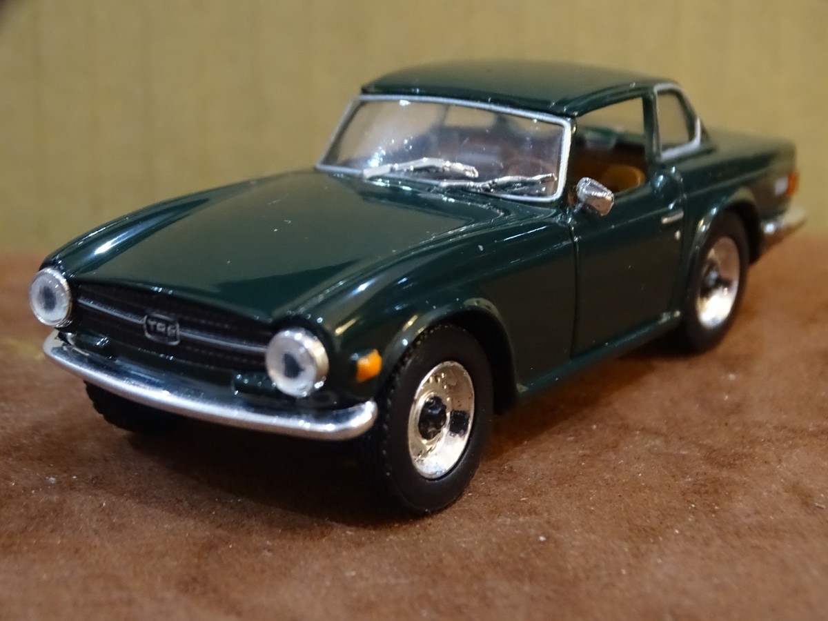 Miniature Solido 1/43 – Triumph TR6 – Vert Foncé – Réf AEC8560 – Occasion