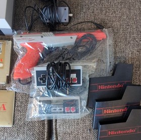 Nintendo Entertainment System Console Lot w/ Zapper, Games (Mario, Zelda, Bond)